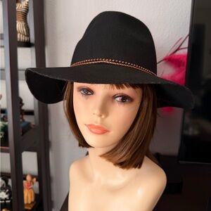 D&Y Black Hat with Brown Chain Trim